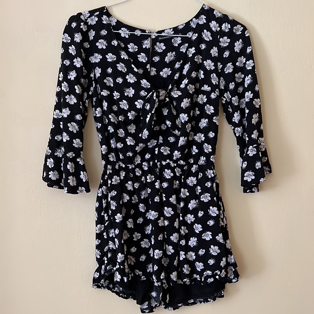 Abercrombie & Fitch Size Xs Romper Barely Worn - image 1